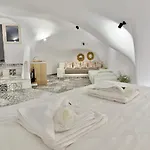 The Nest Daire Fira (Santorini)