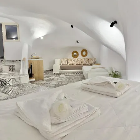 The Nest Apartment Fira (Santorini)